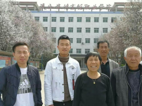 叔侄同选同一所院校——“陕旅烹院”，先后攻读同一门学科——“烹饪与营养”