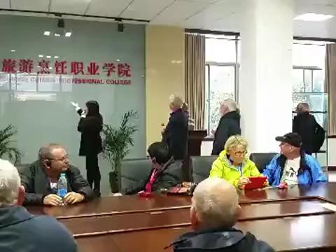 国际友人来今年会参观交流