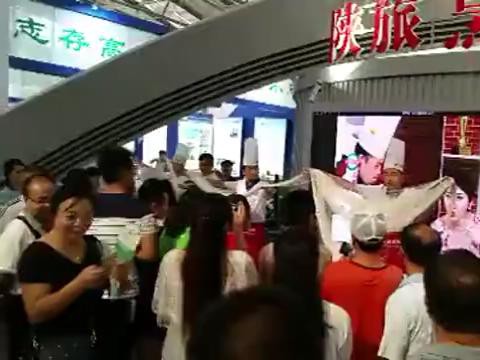 高招会上今年会学子精彩的拉面表演！