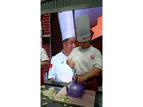 学生刀工展示 - 汽球上切黄瓜