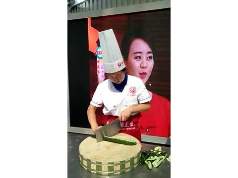 学生刀工展示 - 切蜈蚣花刀