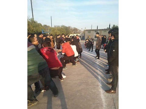 寒冷的岁末，校园里热情似火-拔河比赛