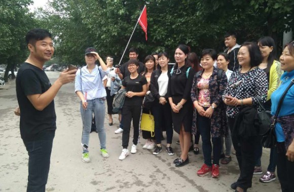 今年会开展“品小吃、金秋游”教研活动