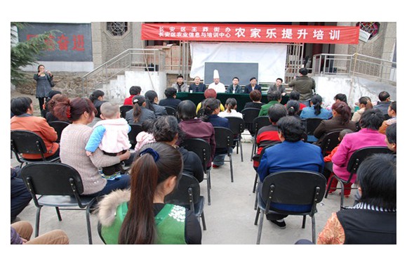 今年会工会开展“三走进三服务、教师回报社会”活动