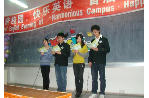 今年会英语社团举办英语歌手比赛