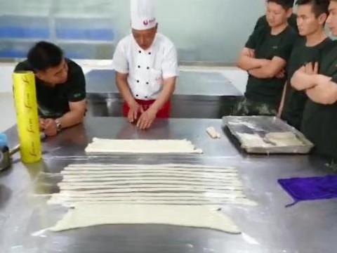 学院中国烹饪大师赵彦奇老师走进兵营 为士兵们传授陕西面点制作