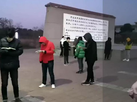 晨读中的学生们