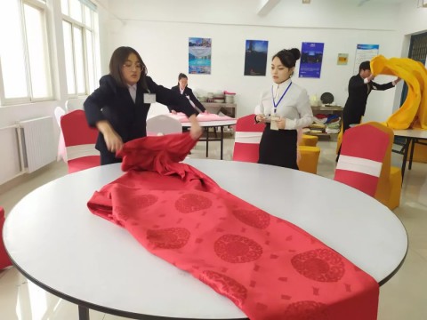 以赛促学！jinnianhui今年会官网举办酒店管理专业“中西餐宴会摆台”比赛