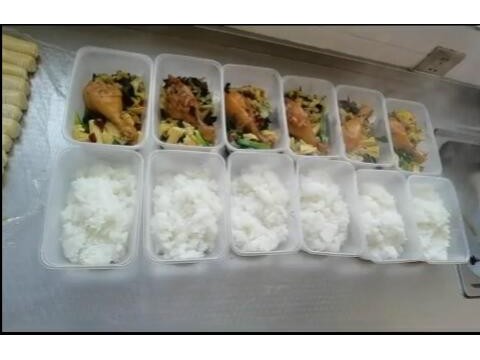 胡大厨为一线人员制作精美饭菜