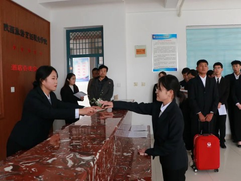 今年会酒旅专业组织2021级新生开展前厅服务实训考核