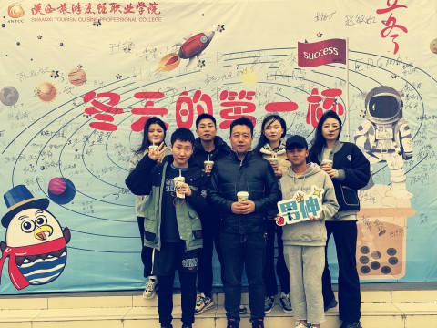 学院学工部冬季“第一杯爱心奶茶”服务全院师生