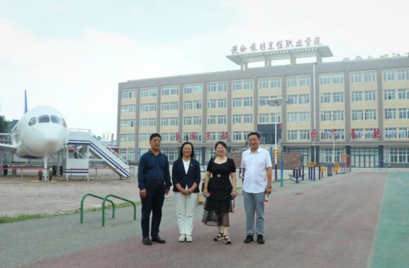 名师进校—世界中餐联合会秘书长赵文珂 副秘书长王文江走进课堂与师生互动交流