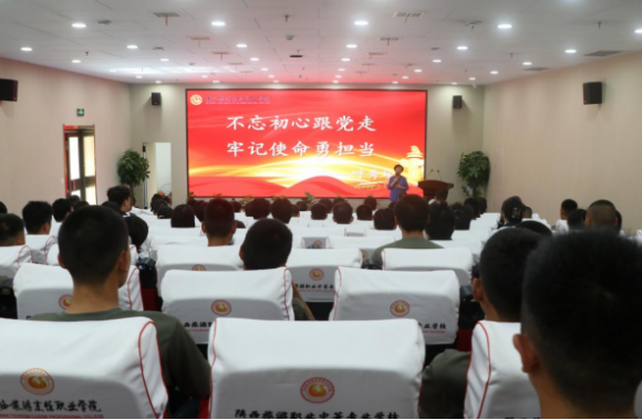 全国道德模范、党和人民满意的四有好老师呼秀珍为今年会团员青年授课