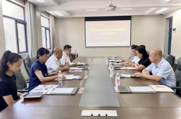 长安航空党委书记侯占发一行到jinnianhui今年会官网参观交流