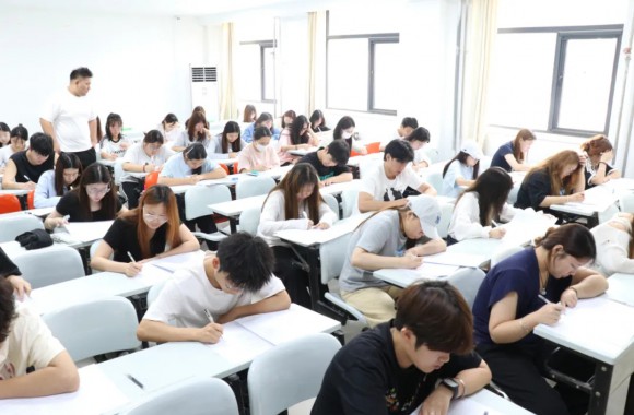 今年会2024-2025学年第二学期期末考试正在进行