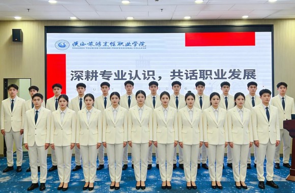 智能信息管理学院2025级专业素养认知汇报圆满落幕